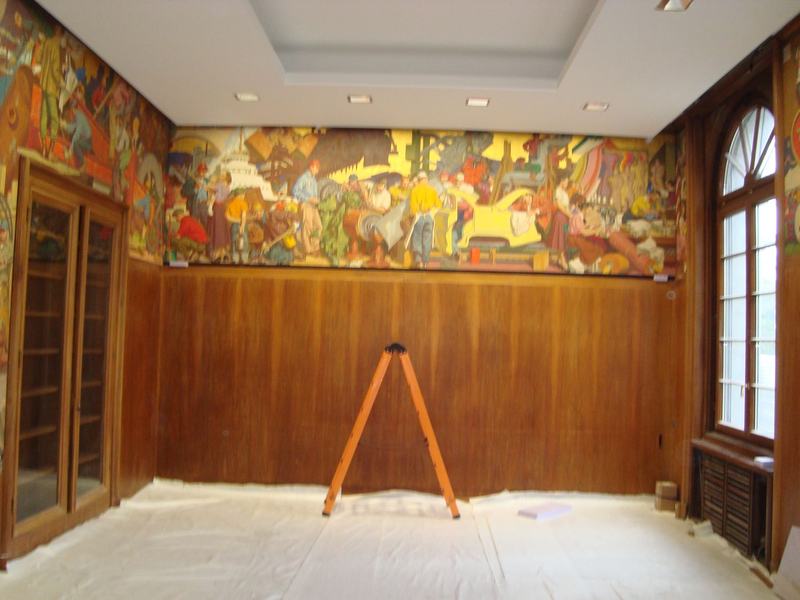 Salle historique aux lambris restaurés sous une fresque
