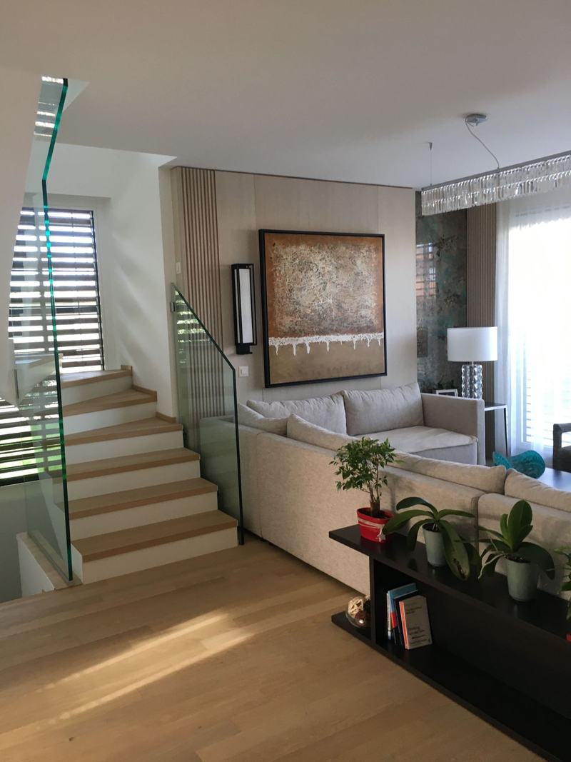 Séjour ouvert, escalier et parquet