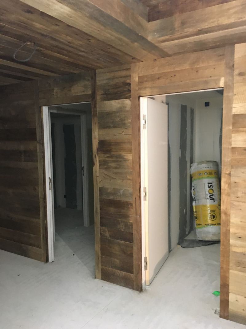 Couloir habillé de vieux bois