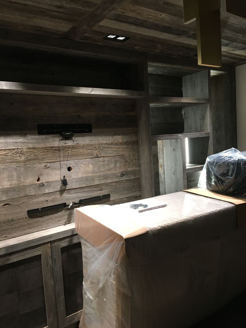 Meuble TV et mur en vieux bois
