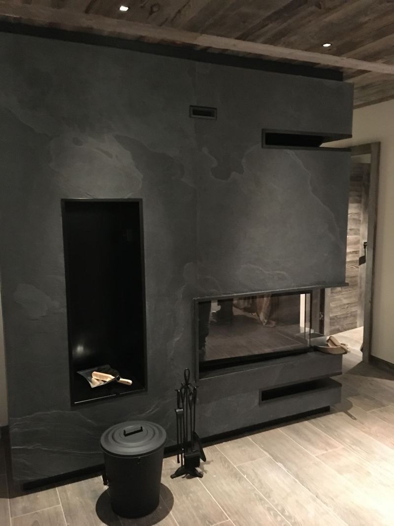 Habillage de cheminée sous un plafond en vieux bois