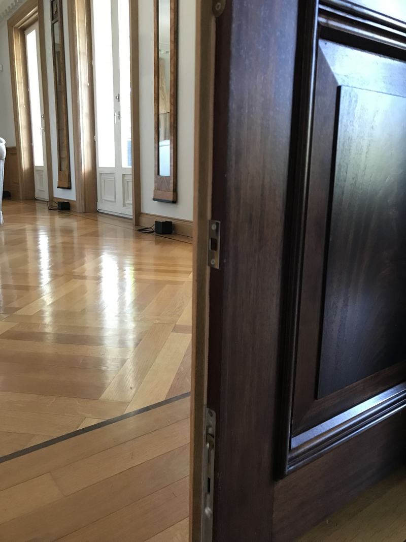 Parquet clair et porte en bois