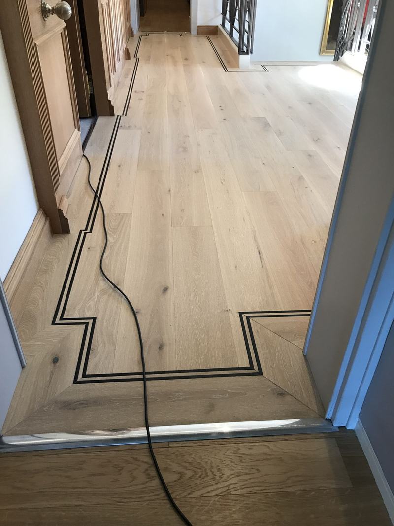 Parquet clair avec filet décoratif