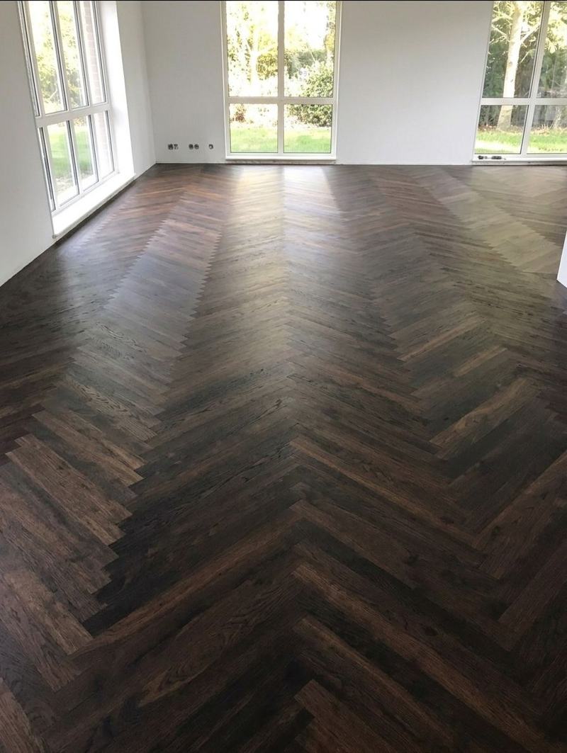 Parquet en chevrons de chêne fumé dans une pièce lumineuse
