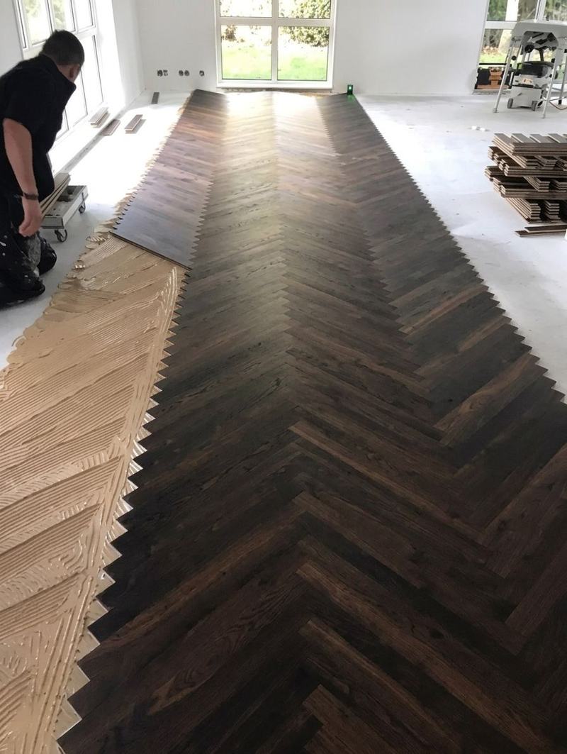 Pose d'un parquet en chevrons de chêne fumé en cours