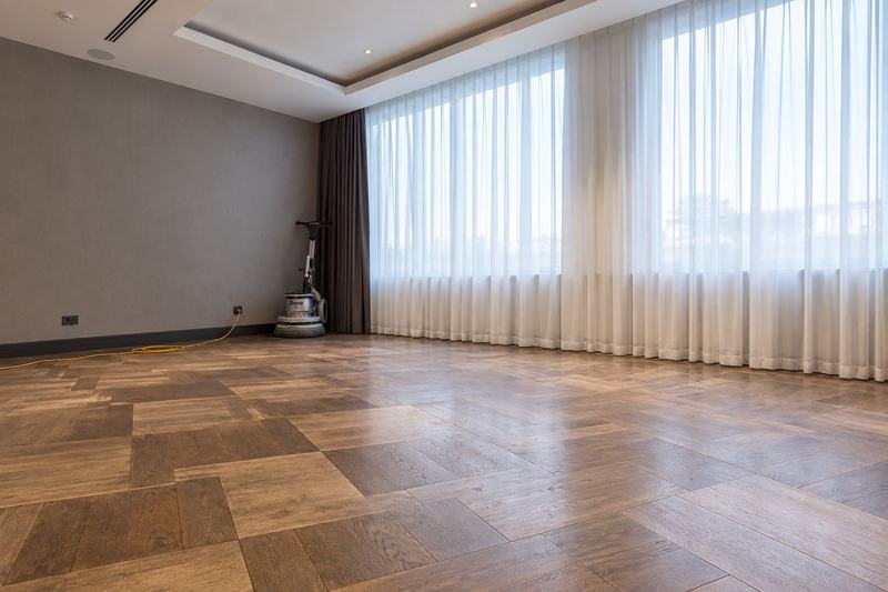 Grand séjour lumineux, parquet à cadres en chêne