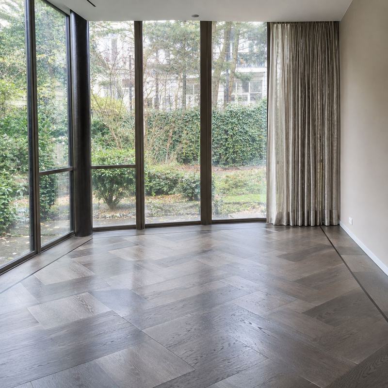 Parquet à cadres et baies vitrées