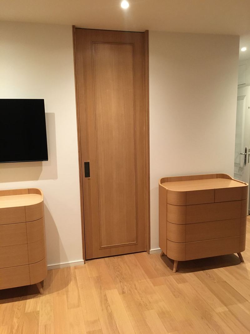 Porte et commodes en chêne au fini uniforme