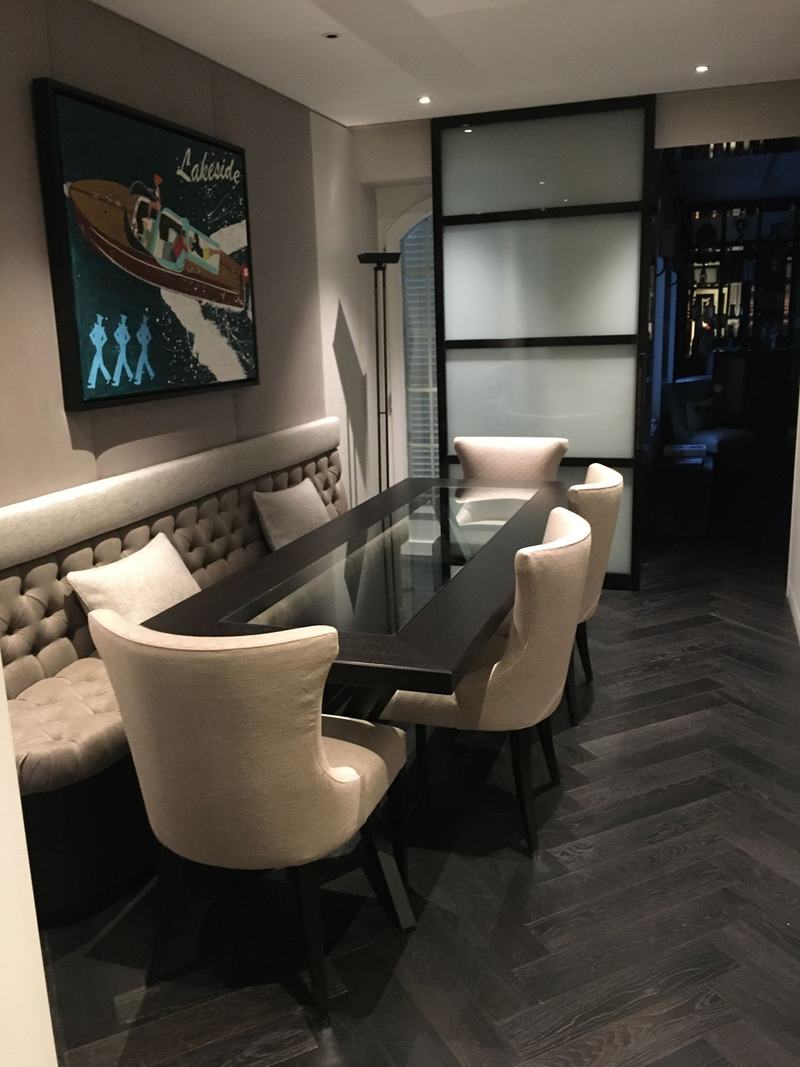 Porte coulissante vitrée et parquet en bâtons rompus dans une salle à manger