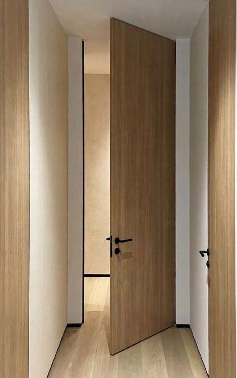 Porte en chêne toute hauteur ouverte sur un couloir